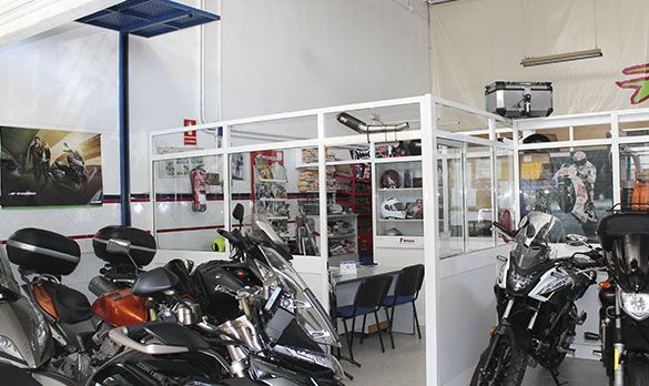 Motofilia Interior taller con motos